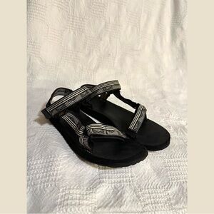 Women’s 8 Teva sandals